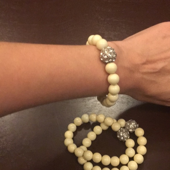 Three cream beaded bracelets. - Picture 4 of 4